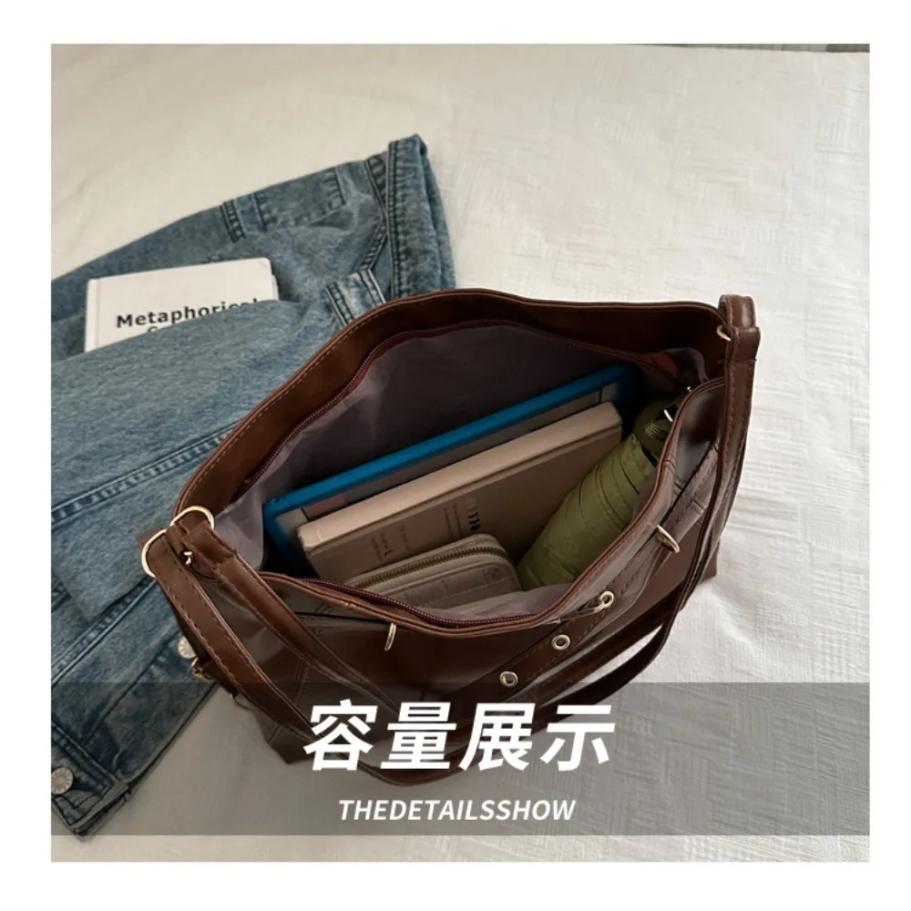 Acessório moderno ​ ​   Bolsa de ombro retrô de couro PU mochila de grande capacidade casual com pingente bolsa para deslocamento diário ​ ​   Moda