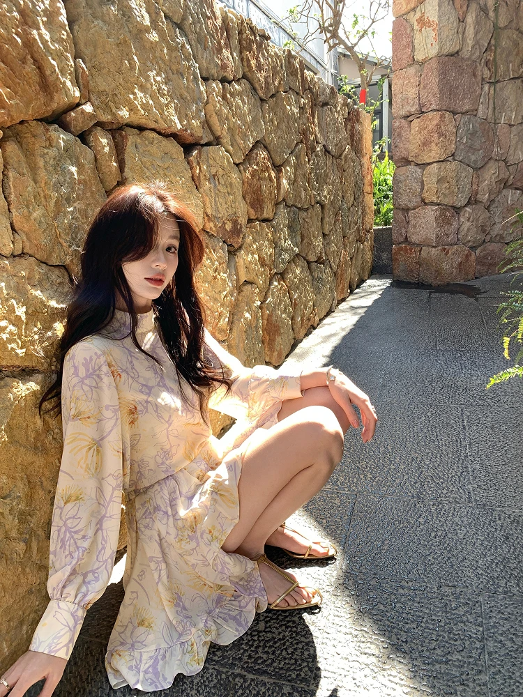 

Комплект Syeee Tulouli: Женский весенний комплект с цветочным принтом, прямой свободный топ и короткая юбка с кружевным подолом, модный и элегантный.