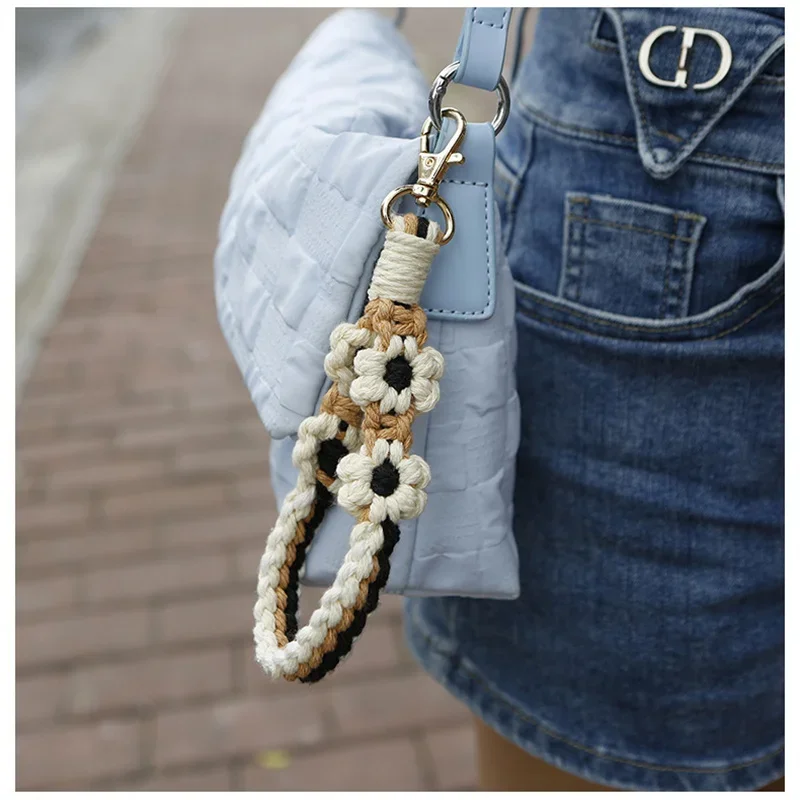 Bohemian Knitted Wristlet Key Ring Charm Bag Pendant Daisy Flower Key Chain Women Handwoven Wrist Lanyard Bracelet with Keychain