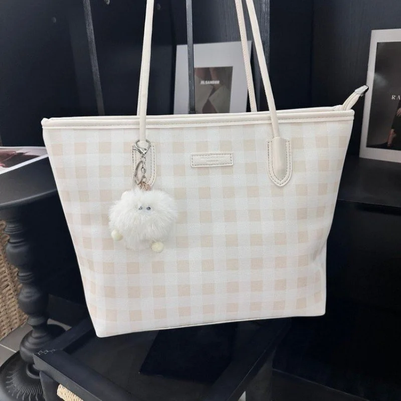 

Luxury Handbag For Women With Fashionable Look Made From Genuine Leather For Daily Use