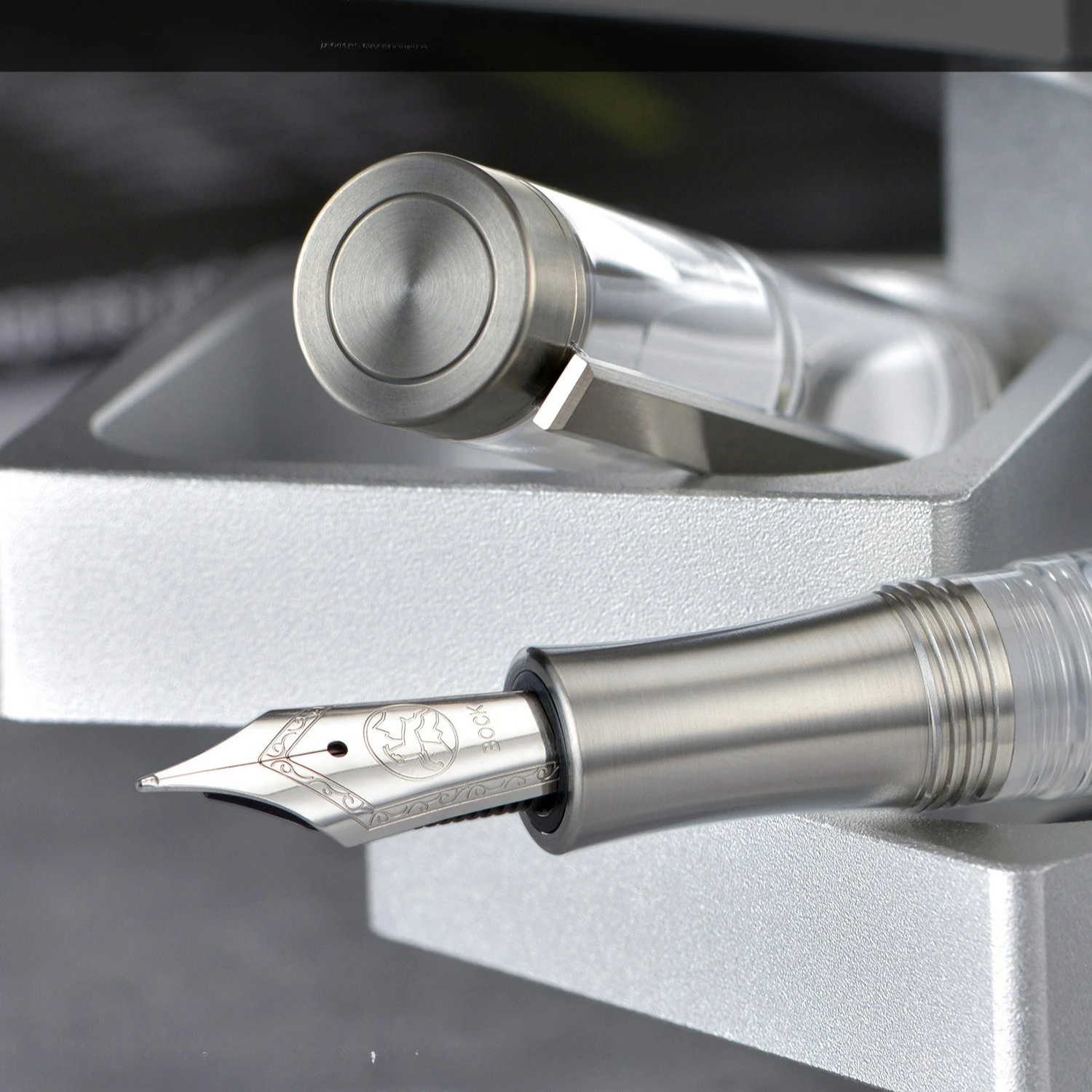 Pióro wieczne Asvine V200 P36 Titanium Vacuum Filling z końcówką Bock / Bock EF/F/M/B, tęczowe, matowe, czarne, akrylowe, zapewniające płynne pisanie. — zdjęcie produktu 3