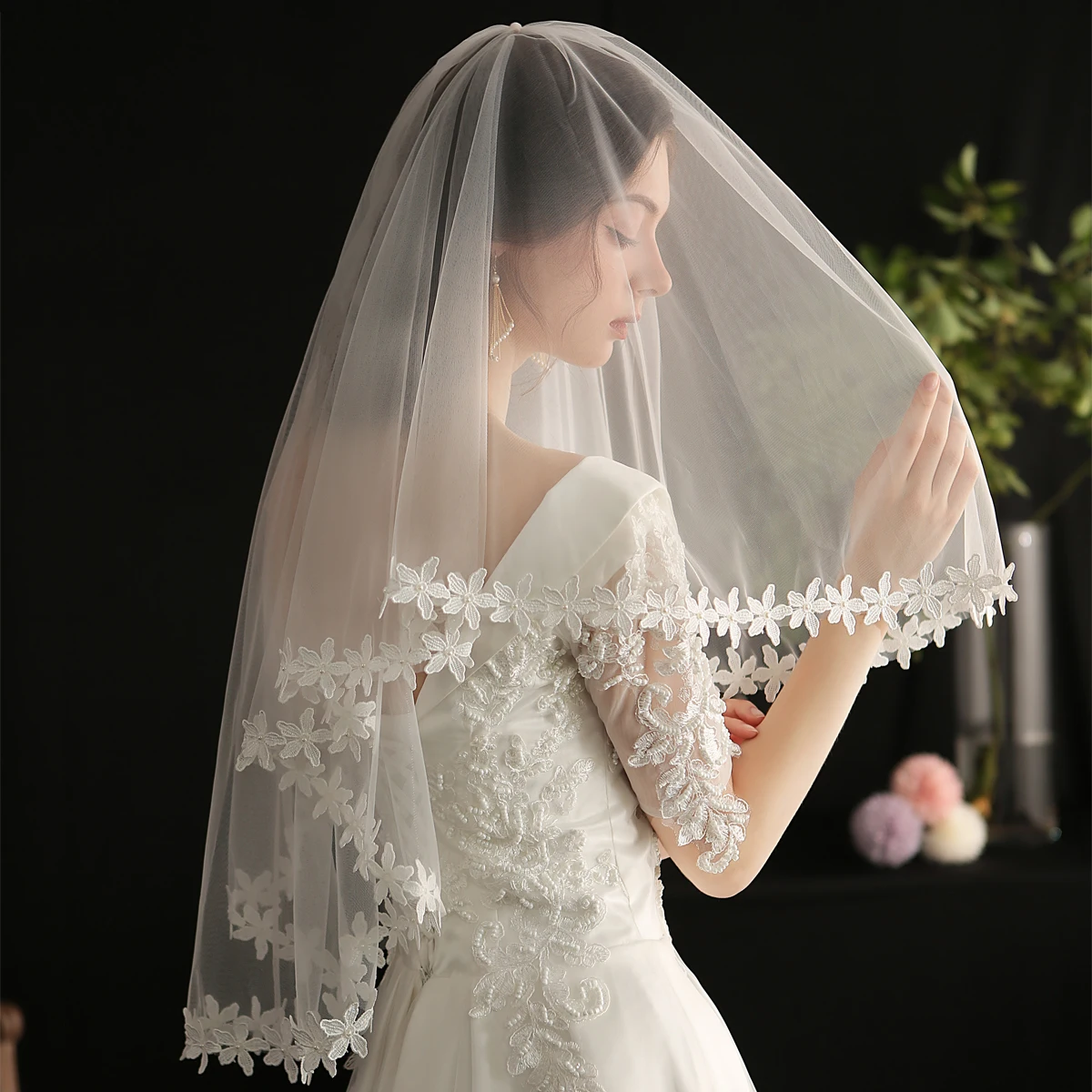 

V651 Wedding Bridal Veil Pearl-Beading-Lace-Appliqued Edge One-Layer Plain Tulle Brides Handmade Veil with Hair Comb