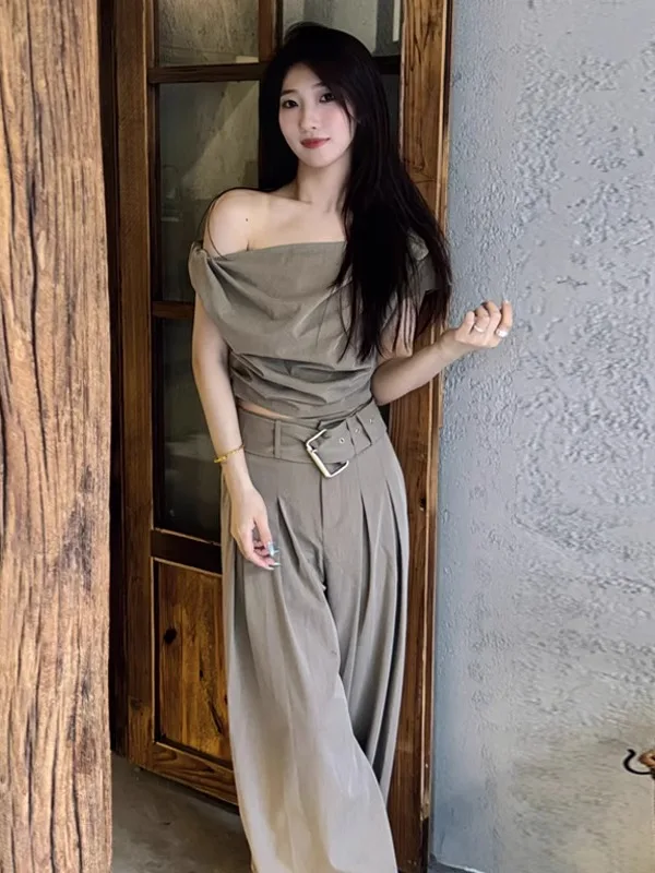 

Элегантный повседневный комплект из топа с асимметричным вырезом на плече и короткими рукавами и широких брюк для женщин, летний модный наряд.