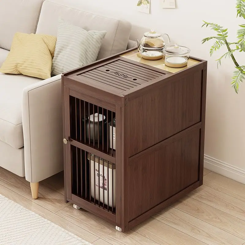 عدد قليل من خزائن الشاي على الأريكة، وطاولة غليان، وطاولة شاي متحركة للاستخدام المنزلي