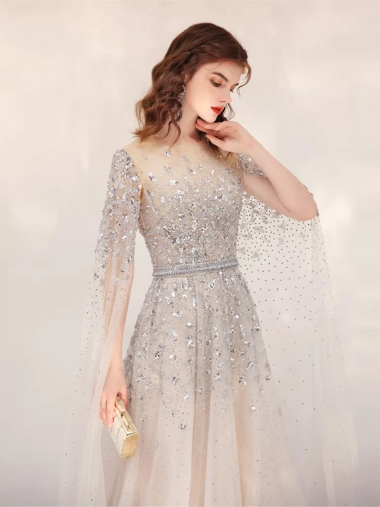 เจ้าหน้าที่จัดเลี้ยงสวมชุดเดรสยาวหรูหราทันสมัยไม่มีตัวตนและชวนฝัน