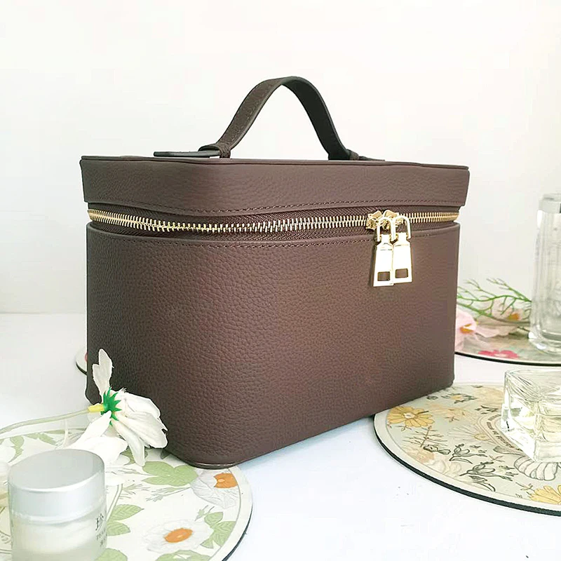 Travel Portable Luxury Engrave Letters Cosmetic Bag For Woman Large Capacity Lady Toiletry Bag Custom Name Leather Make Up Bag