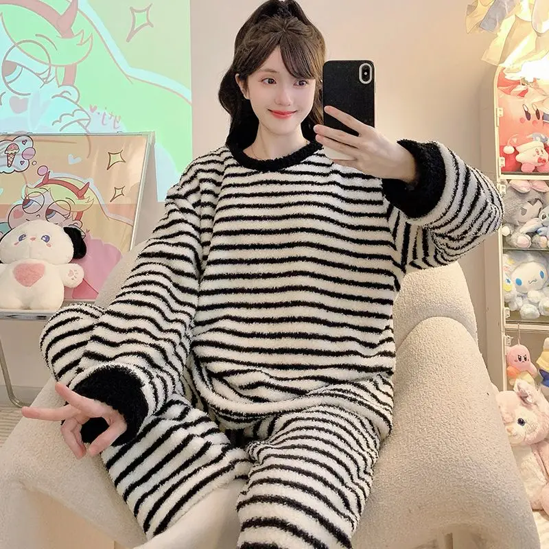 

Зима 2025 года, большие размеры, толстый теплый фланелевой пижамный комплект с длинными рукавами для женщин, повседневная полосатая одежда для сна из кораллового флиса, домашняя одежда, одежда