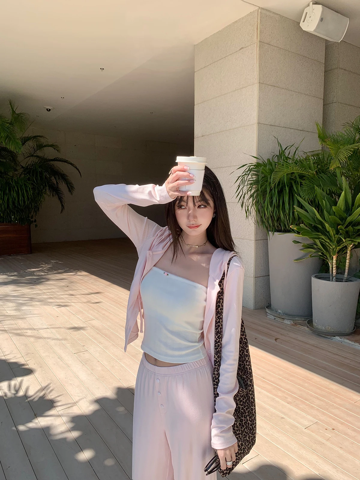 IMMR Dr Lotus سترة نسائية قصيرة بتصميم هالتر مع تطريز دانتيل أبيض، ملابس داخلية عصرية بدون ظهر، تصميم نحيف من ألياف البوليستر