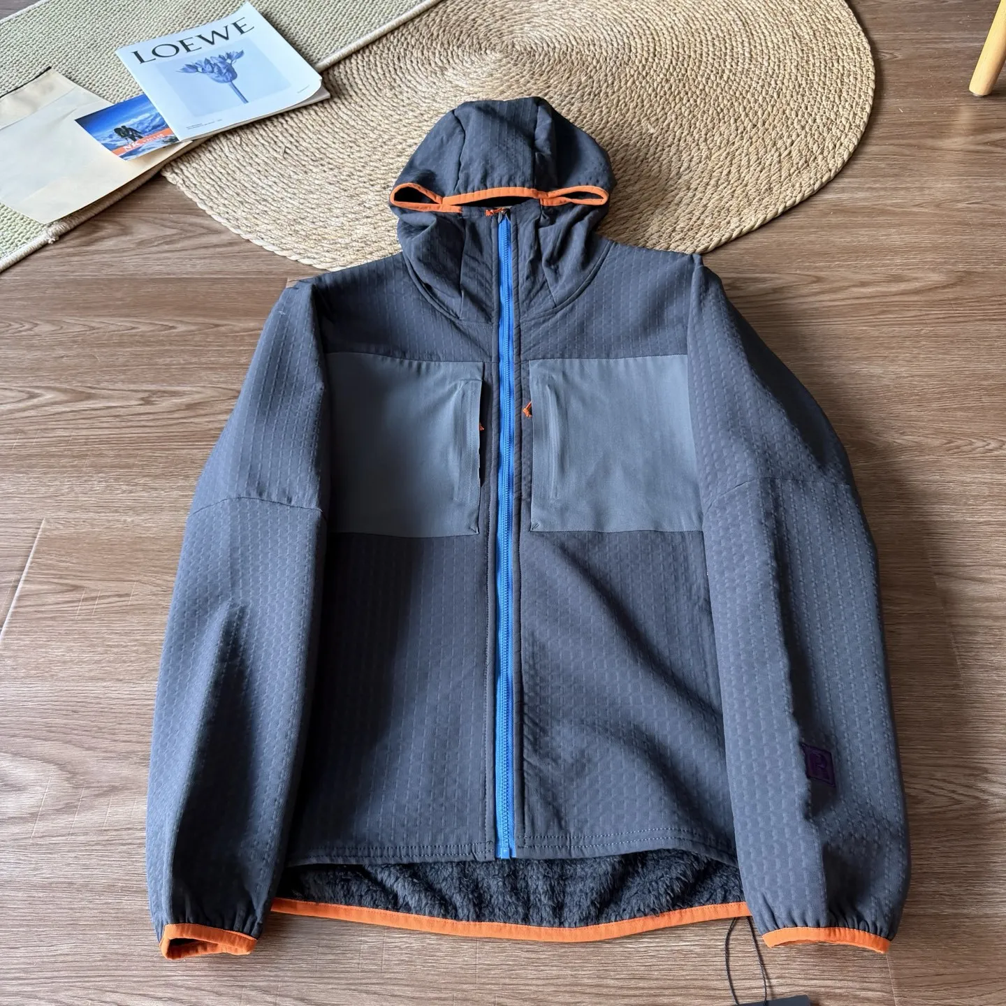 Herren Outdoor Wasserdichte Fleecejacke – Atmungsaktiver Thermomantel mit Kapuze und Farbblock-Design für Wandern & Camping – Detail 13