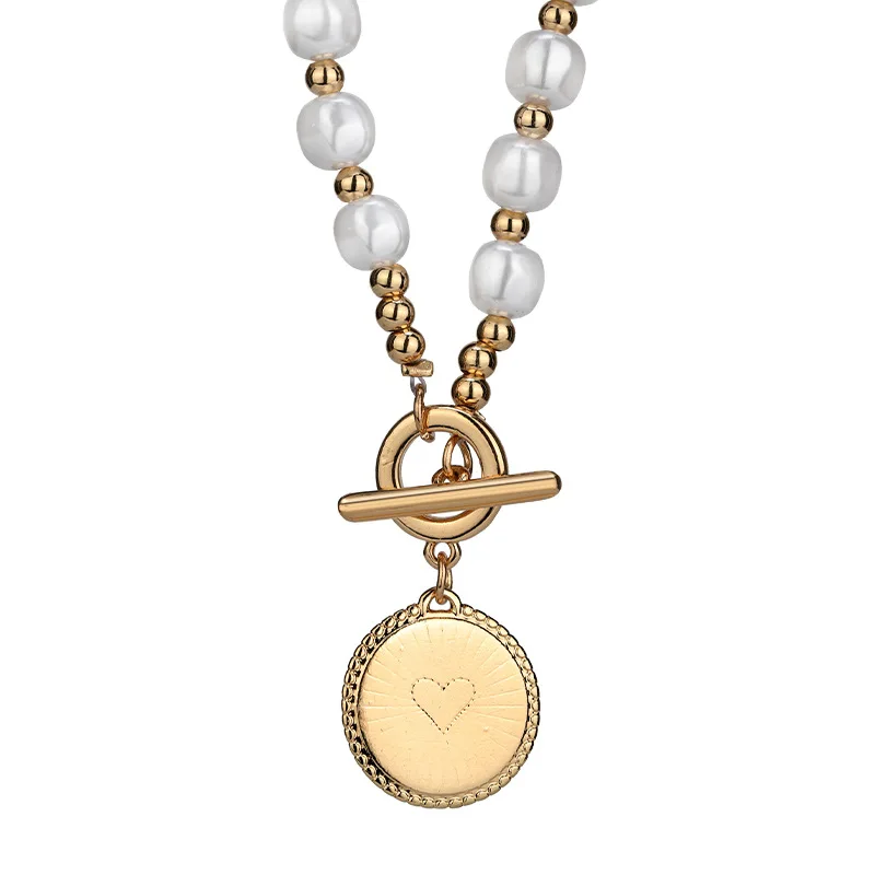 Novo colar de aço de titânio emendado em forma de coração com placa redonda para acessório de corrente de suéter curto