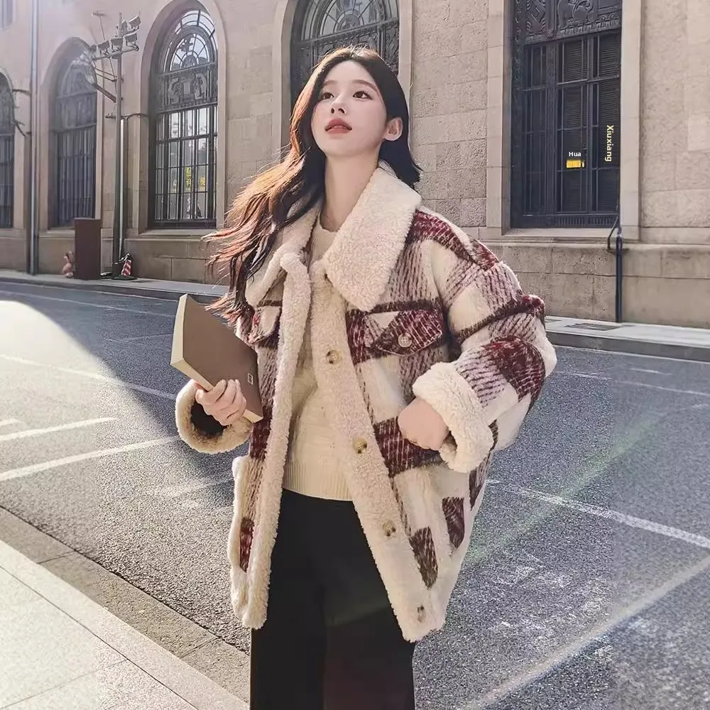 

Ретро-куртка женская утепленная из полиэстера с красным клетчатым узором и вставками из овечьего меха, в корейском стиле, молодежная, зимняя, свободного кроя, с длинными рукавами