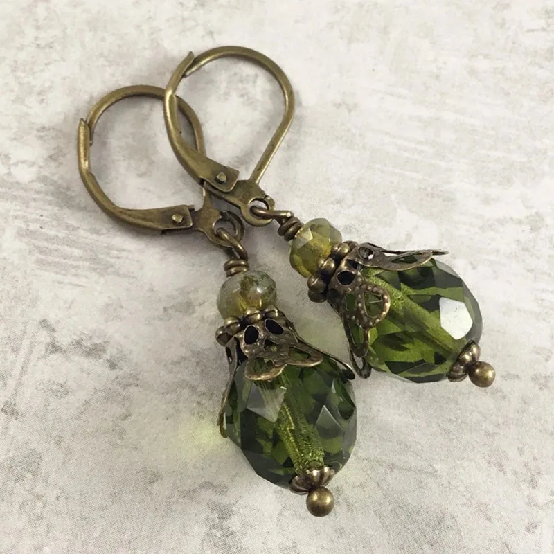 Pendientes Academia Oscura Verde Oliva con Latón Antiguo