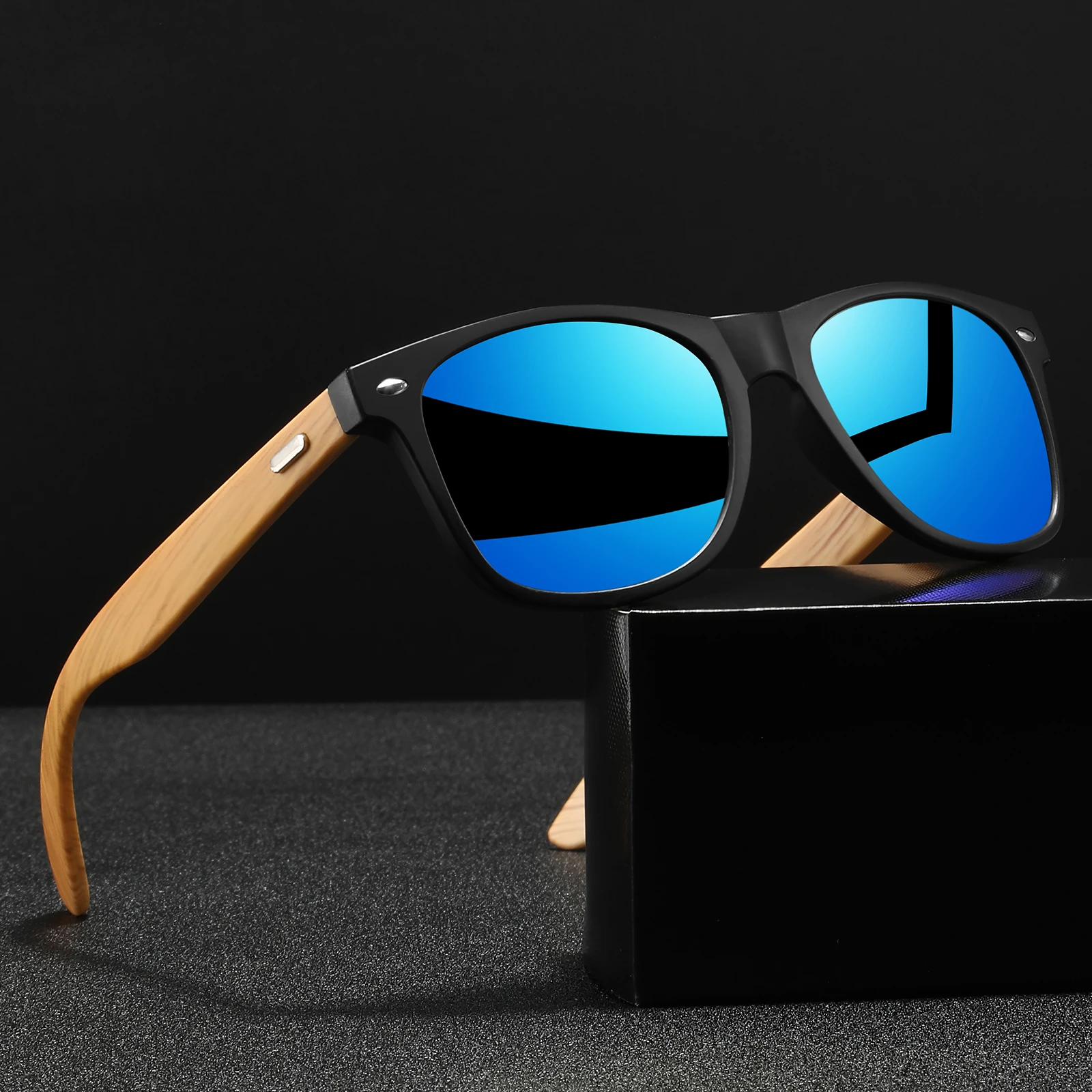 Klassische quadratische Sport-Sonnenbrille – Bügel mit Bambusstruktur und silbernen Nieten, UV400-Komfort-Passform zum Radfahren, Angeln, Strand