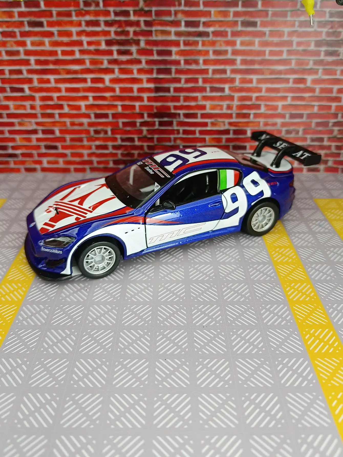 Modelo de coche de aleación Maserati GranTurismo MC GT4, escala 1:32, con luz de sonido extraíble, colección de regalos para niños, modelo de juguete fundido a presión