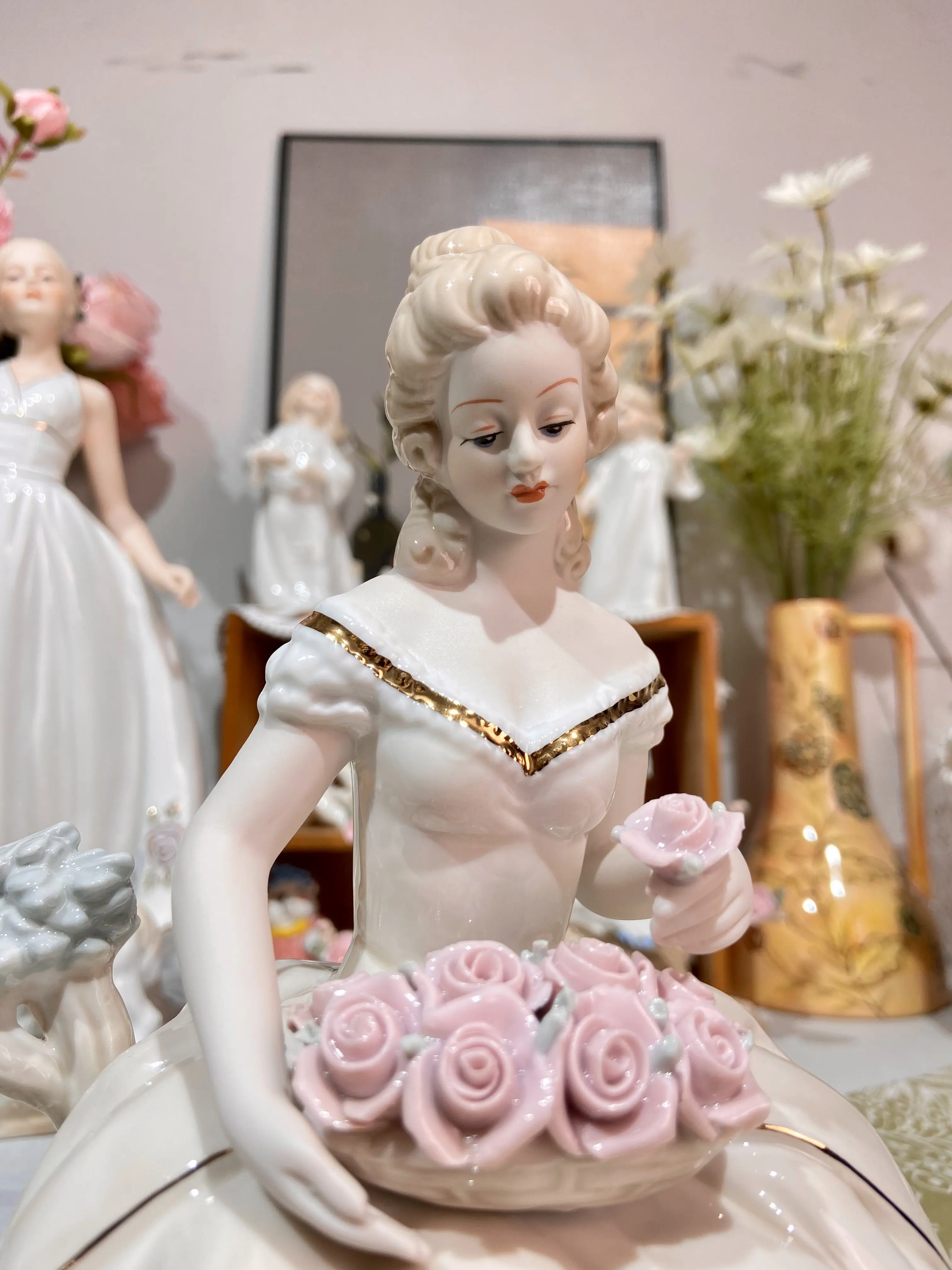 Vintage European Sitting Lady Holding Rose Flower Basket Porcelain Figurine Victorian Beauty Ceramic Statue Home Wedding decor
