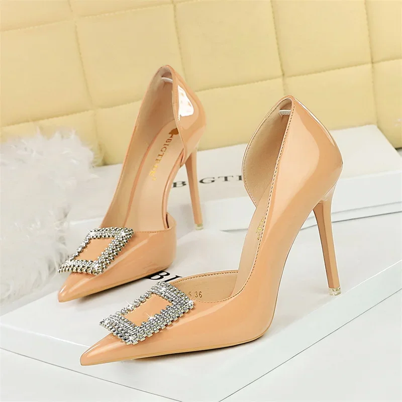 

Pop Summer Party Pumps Thin High Heels Metal Buckle Patent Leather Pointed Toe Side Hollow Square Crystal Shallow Mouth Shoes