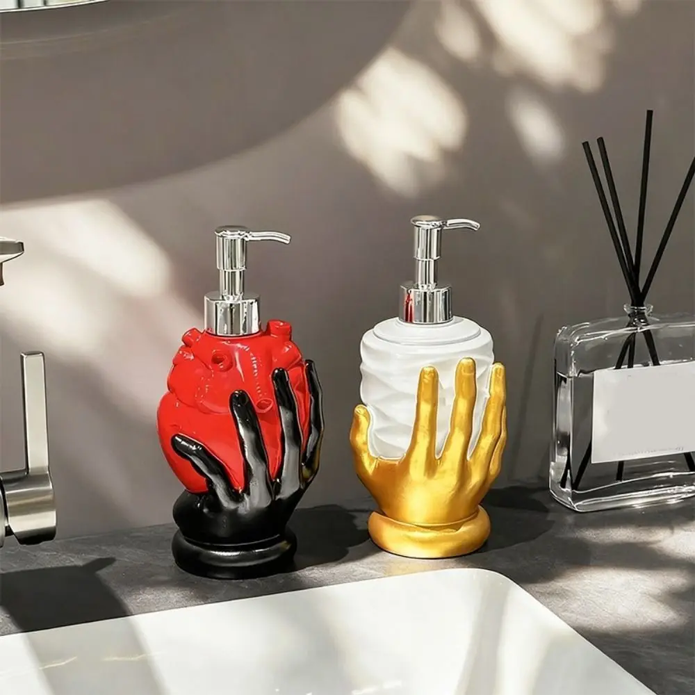 Resin Hand Held Heart Soap Bottle Empty Decorative Shower Gel Press Bottle Refillable with Pump Shampoo Bottle Hotel Supplies