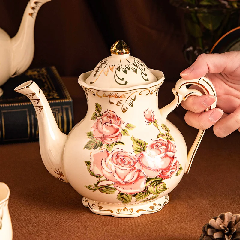 

Керамический кофейник в европейском стиле, изолированный чайник, кофейник с ручным рисунком