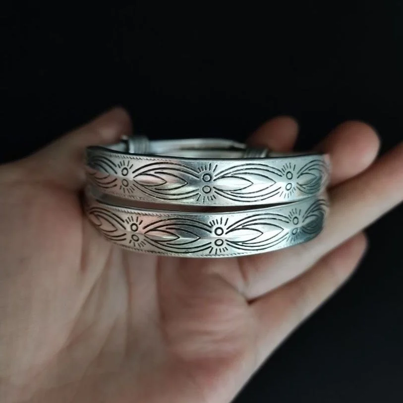 

White copper bracelet, a pair of ethnic style bracelets, pure handmade Miao silver carved sunflower solid bracelet