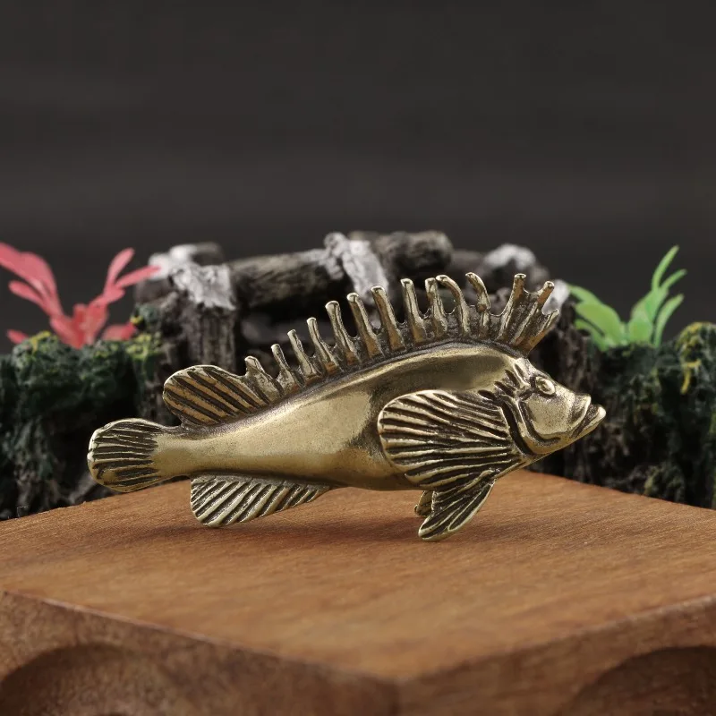 1 PC Solid Brass Carved Cute Golden Arowana Figurines Handheld Piece Ornament Desk Auto Decor Collectible Vintage Copper Craft