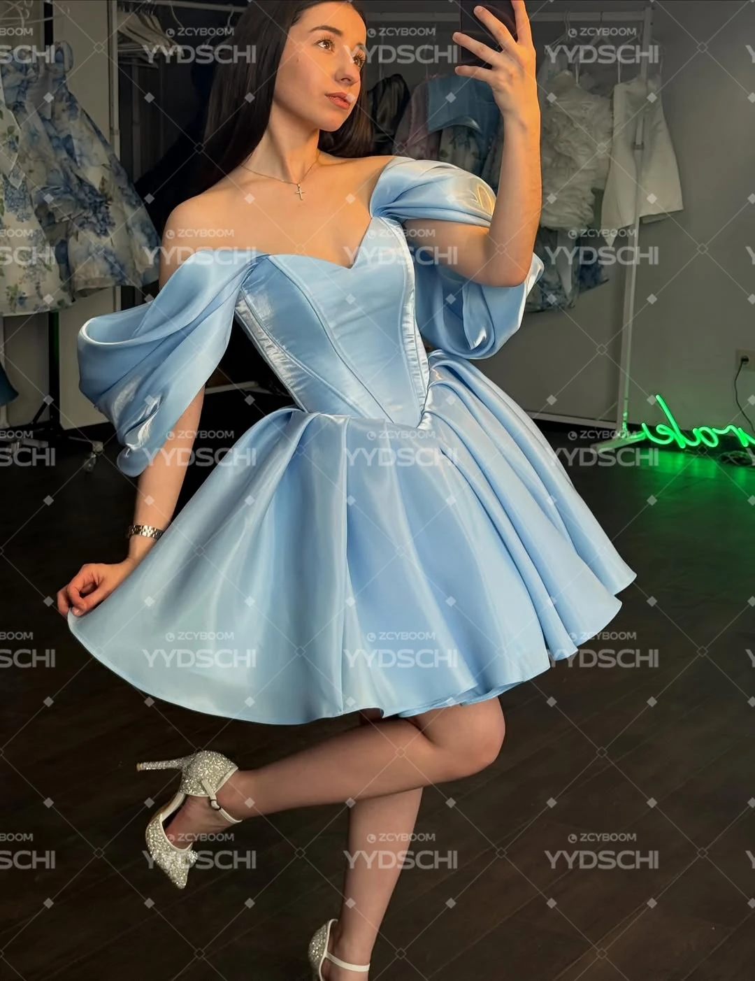 Maßgeschneidertes, elegantes, schulterfreies, himmelblaues, über dem Knie liegendes Satin-Abschlussballkleid mit Herzausschnitt, A-Linie, plissiert, Mini-Cocktail-Partykleid – Detail 4