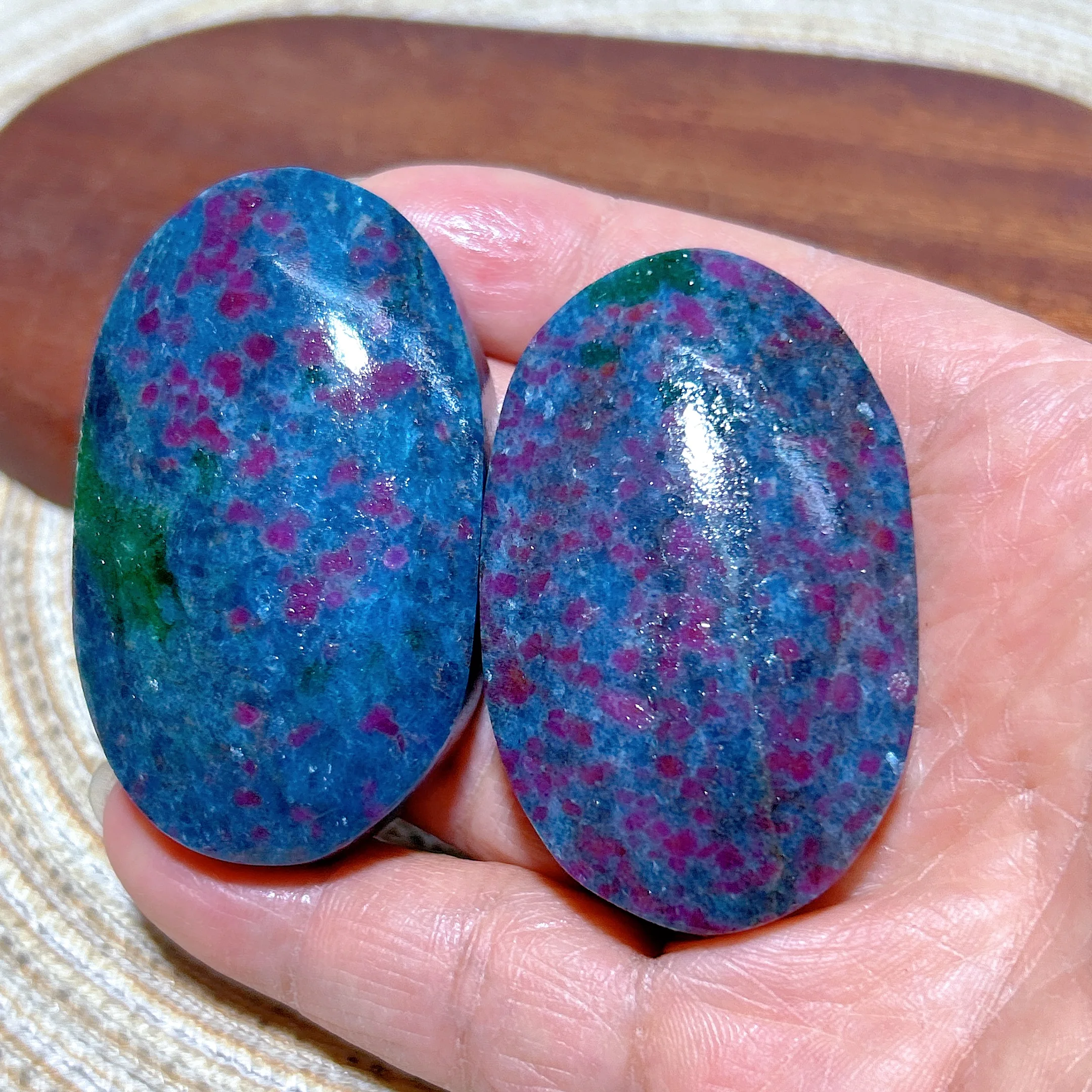 Healing Natural Crystal Ruby Kyanite Palm UV Light Fluorescence Painting Reiki Gemstones Mineral Energy Home Decorations Gift