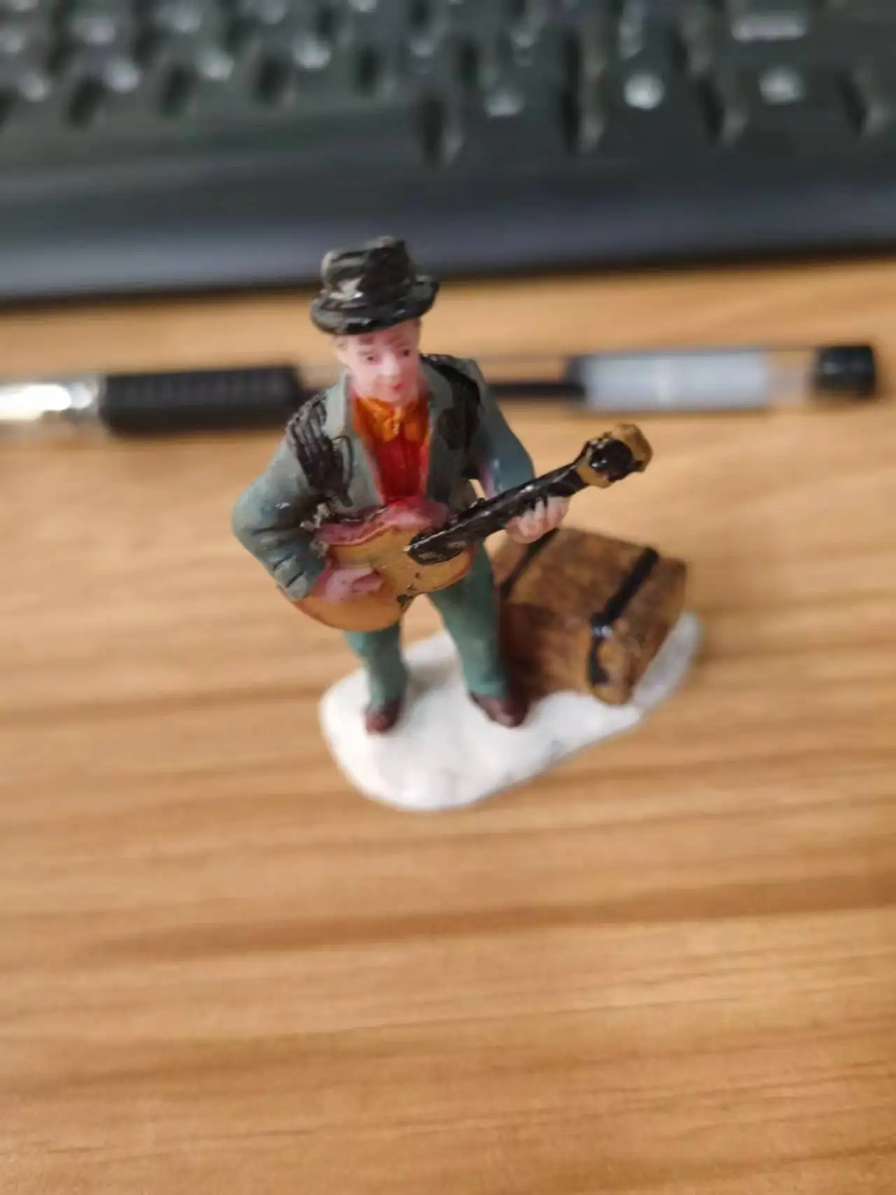 resin figure mental psychological sand table game box court therapy  man  playing  guitar