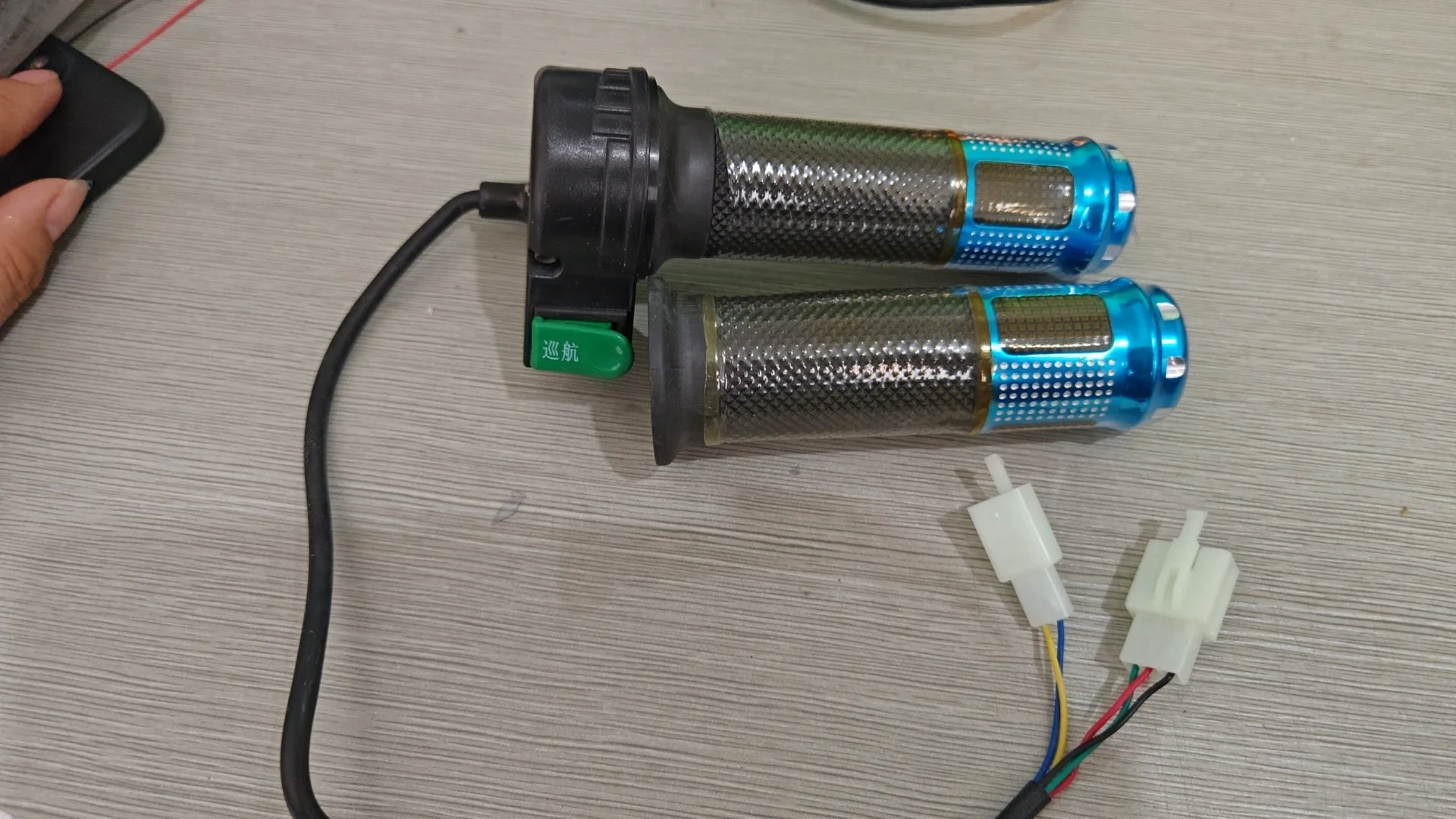 

Motorcycle Universal Handlebar Grip Three-speed Horn Turn Handle Throttle Accelerator