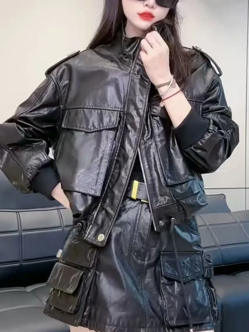 เสื้อโค้ทหนังผู้หญิงทรงหลวมแบบใหม่ปี 2025 หนังเคลือบน้ำมัน ทรงสลิม สไตล์ไบค์เกอร์ ไซส์ใหญ่ เหมาะสำหรับใส่ทำงาน