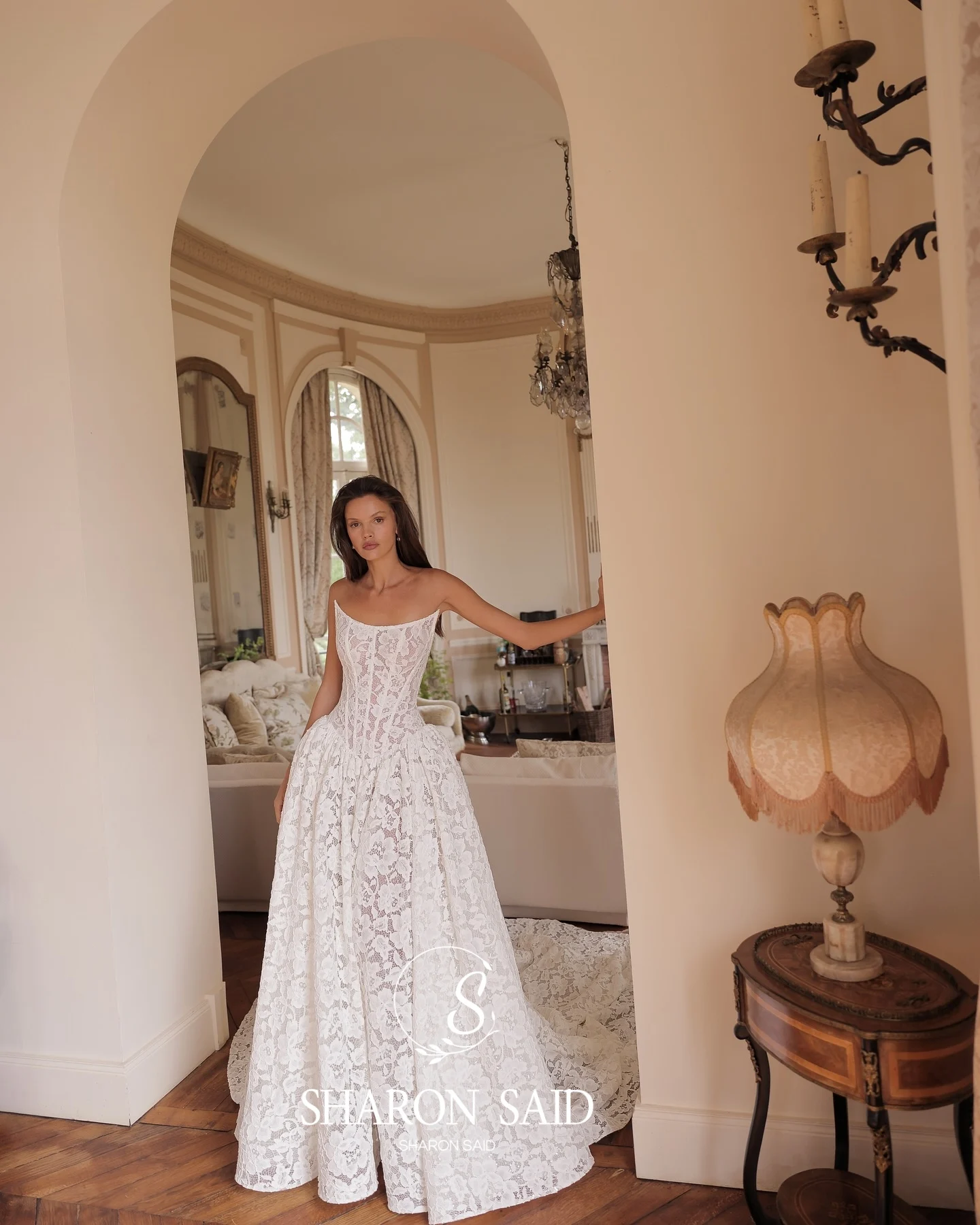 Sharon Said 2025, elegantes weißes Hochzeitskleid mit Spitze, A-Linie, schlicht, ärmellos, Hofschleppe, Prinzessin-Brautkleid SW 077, individuell gestaltet