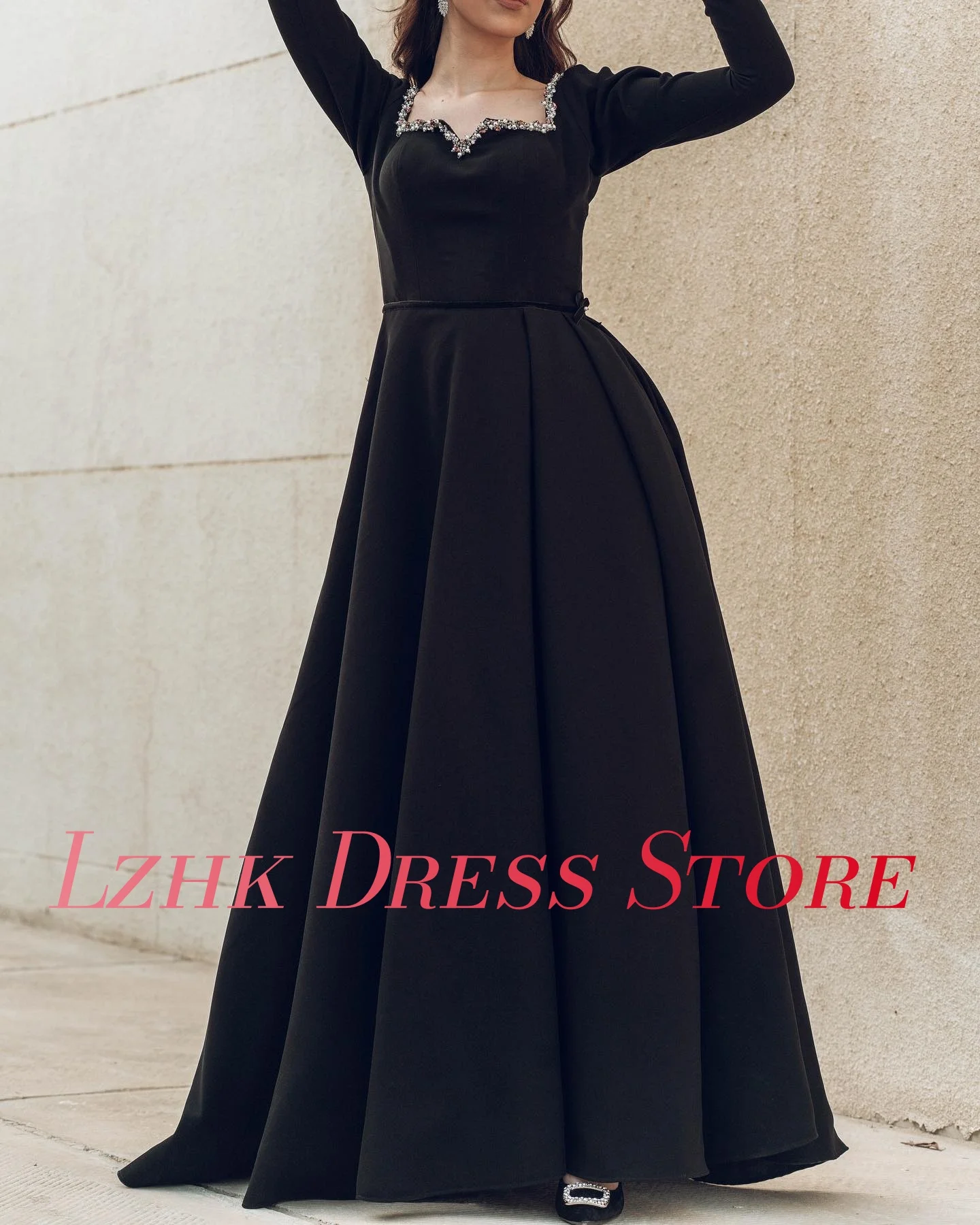 ชุดราตรีทรงเอไลน์ประดับเลื่อมลูกปัดระบายแขนยาวแบบสั่งตัดพิเศษ ดีไซน์หรูหราสง่างาม ยาวกรอมพื้น เหมาะสำหรับงานพรอม