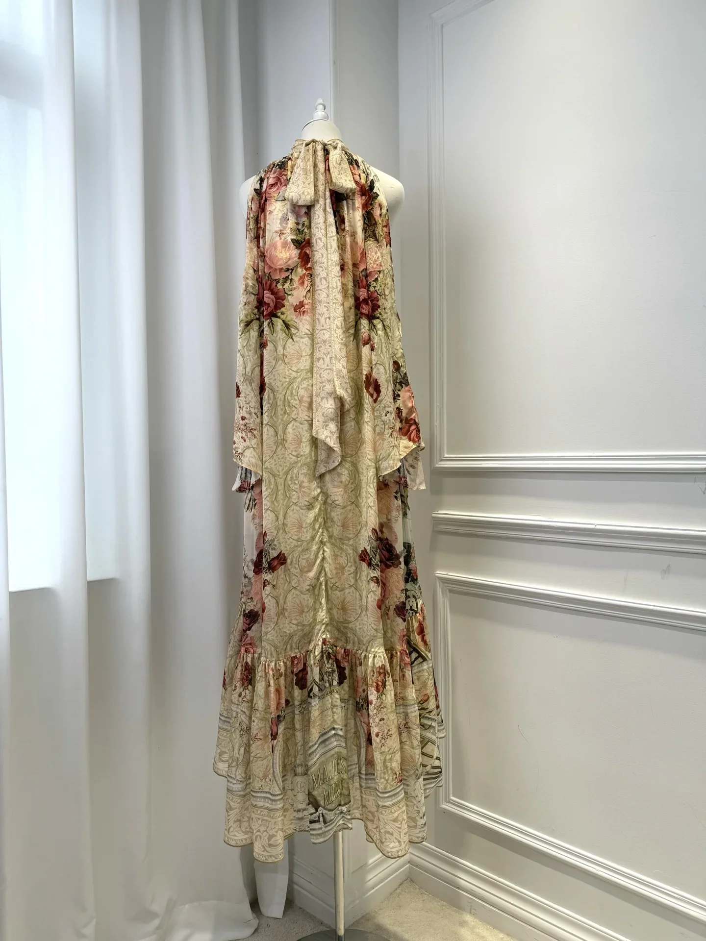 

Новинка 2025, женское длинное платье с открытыми плечами, ретро-принт, украшенное кристаллами и бисером, 3D цветочное украшение, свободный шелковый халат с лямкой на шее и длинными рукавами