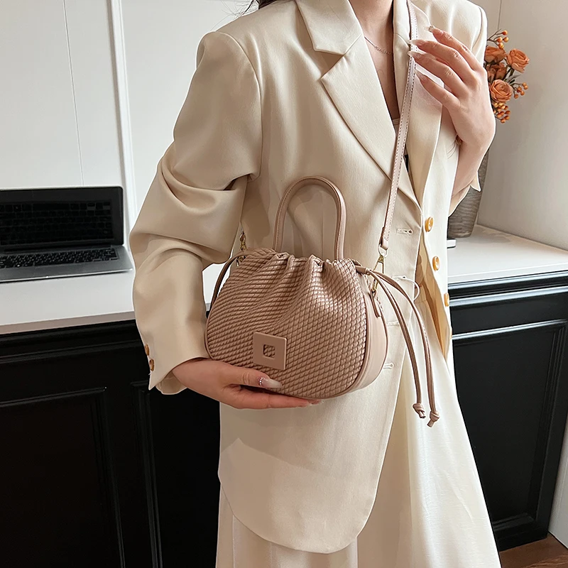 In 2024, the new solid-color high-grade pleated Rhomboid PU shoulder bag is small and delicate, simple and generous