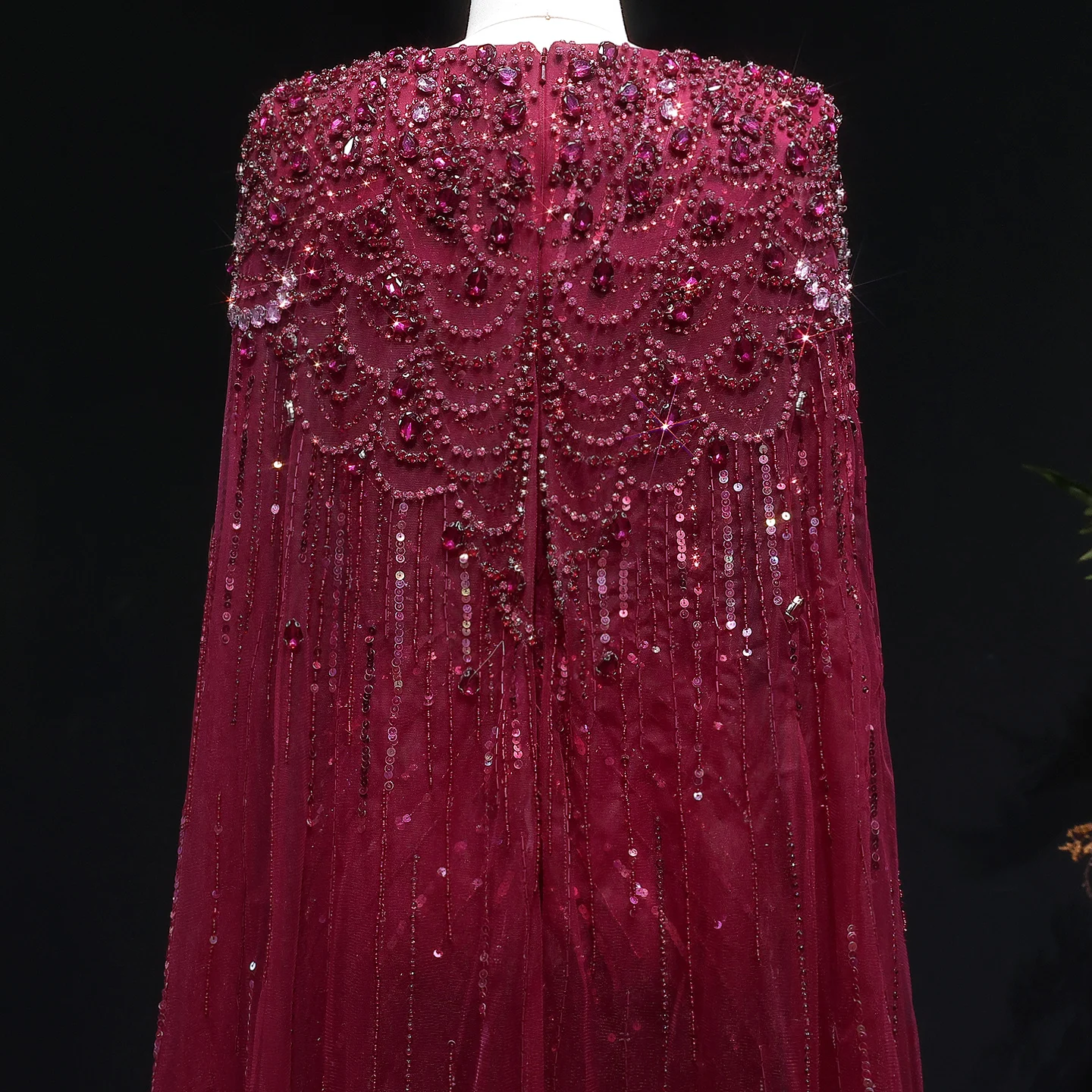 Sharon Said Dubai Burgunderrotes Abendkleid mit V-Ausschnitt und Cape-Ärmeln, Perlenbesetztes A-Linien-Kleid, Damen-Abendkleid SS399 Maßanfertigung – Detail 9