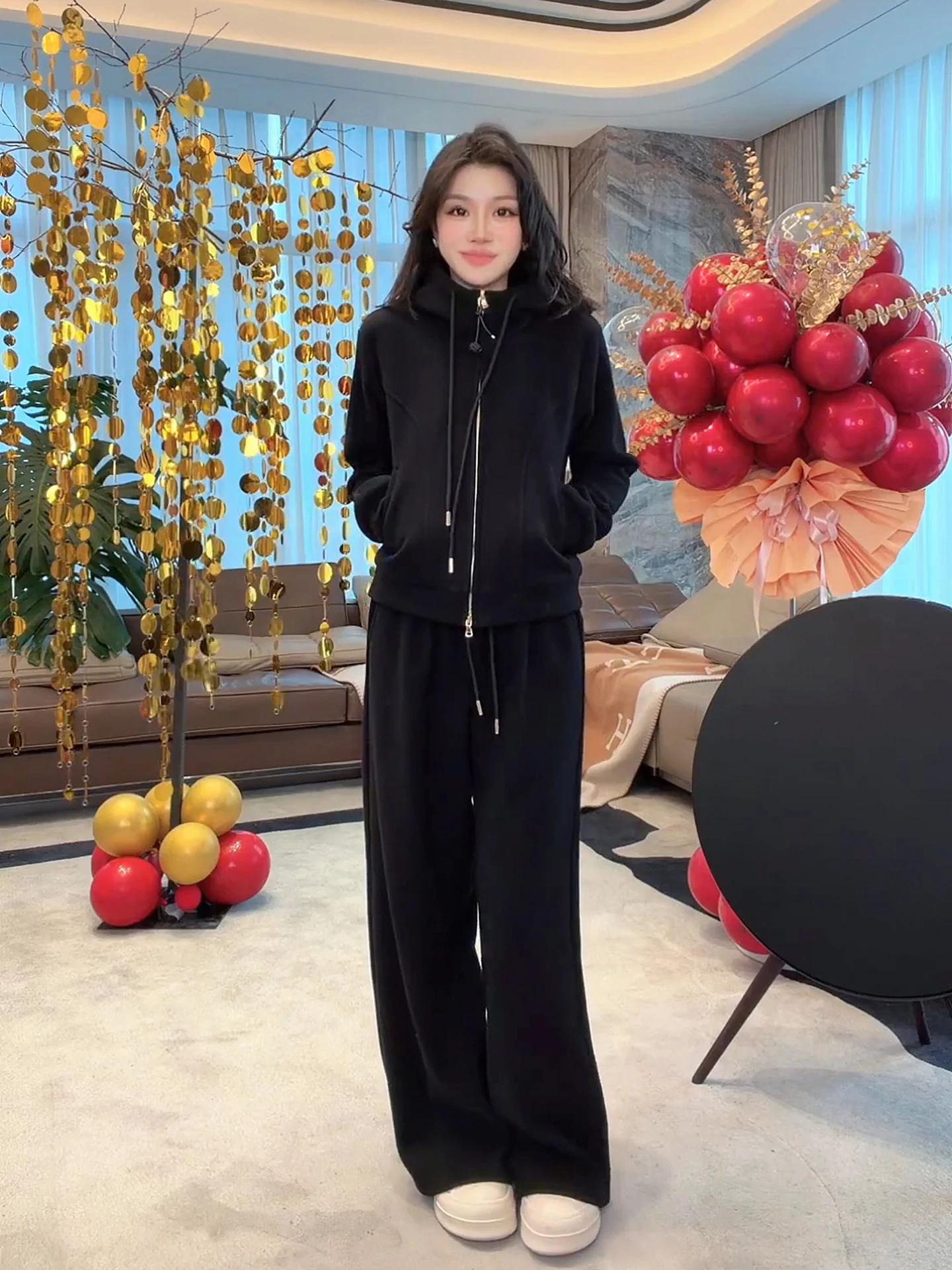 

Новинка 2026: Весенний комплект Mei – модный утепленный худи и универсальные повседневные брюки для женщин. Теплый и стильный повседневный комплект.