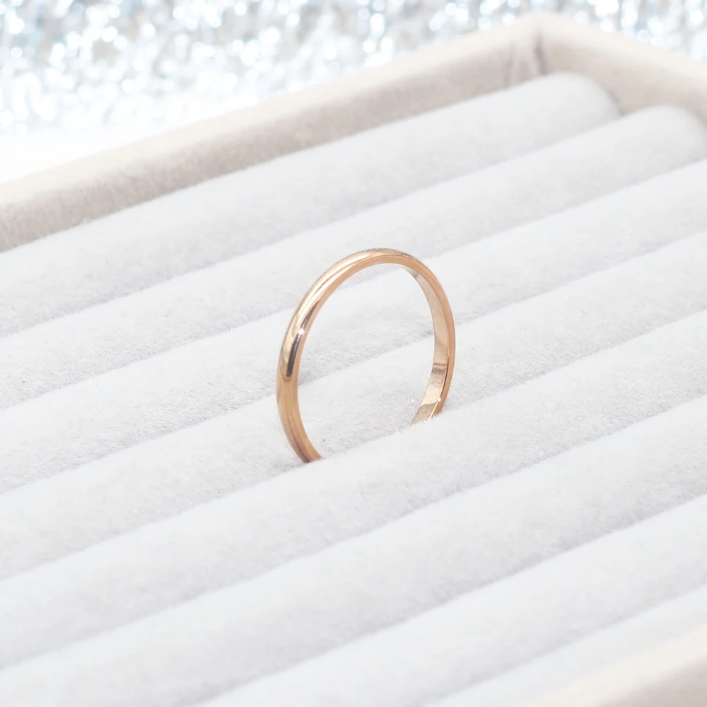 Goldfarbene Edelstahlringe für Damen und Herren, schmal, 2 mm, Accessoires, IP-Beschichtung, kein Ausbleichen, gute Qualität – Detail 5