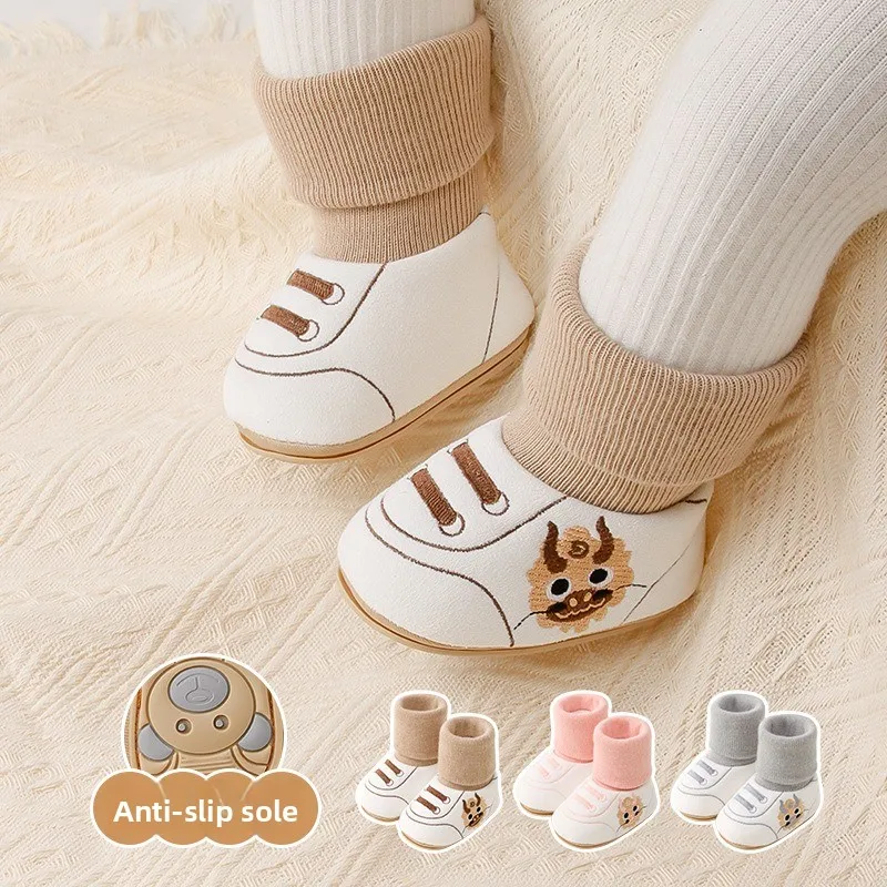 2024 شتاء جديد حذاء طفل 0-1Y الرضع بنين بنات نعال تدفئة التطريز الجوارب أحذية ربيع الخريف عدم الانزلاق سرير الأولى ووكر