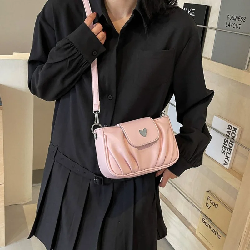 

Классическая женская сумка через плечо из гладкой телячьей кожи с минималистичным дизайном для понимания элегантности и стиля