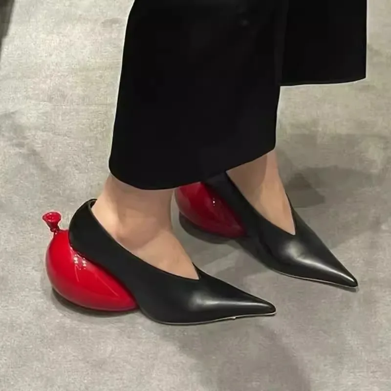 Zapatos de tacón para mujer con punta en pico, parte superior de cuero negro, tacón en forma de globo rojo, diseño único, calzado de estilo elegante con declaración de moda