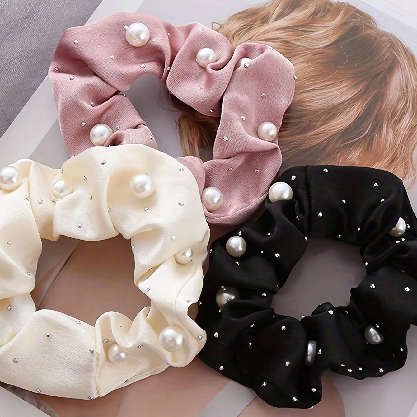 Lujosas diademas de tela adornadas con perlas y diamantes de imitación son perfectas para crear un peinado de moño dulce y elegante.