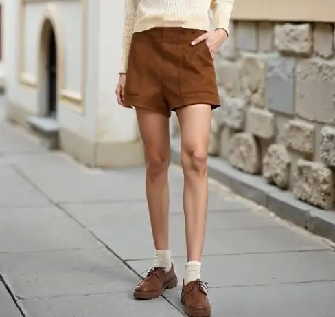 Pantaloncini in pelle scamosciata a tubo dritto con decorazione a bottoni in tinta unita a vita alta autunnale per pantaloncini stile casual britannico da donna