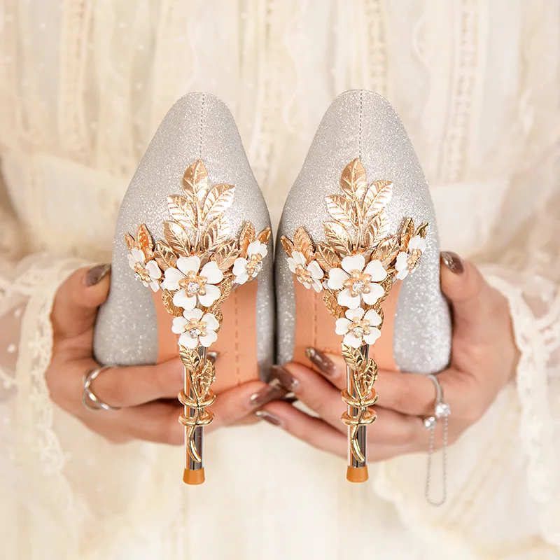 

2024 Fashion Metal Flowers Crystal Wedding Shoes Women Pumps Pointy Toe Flock/Sequined Cloth Female Dress Shoes Party High Heels