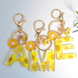 Exquisite Daisy 26 Letter Keychains Sweet Enamel Flower Bee Alphabet Keyrings Name Initial Car Key Chains Bag Pendant Ornaments
