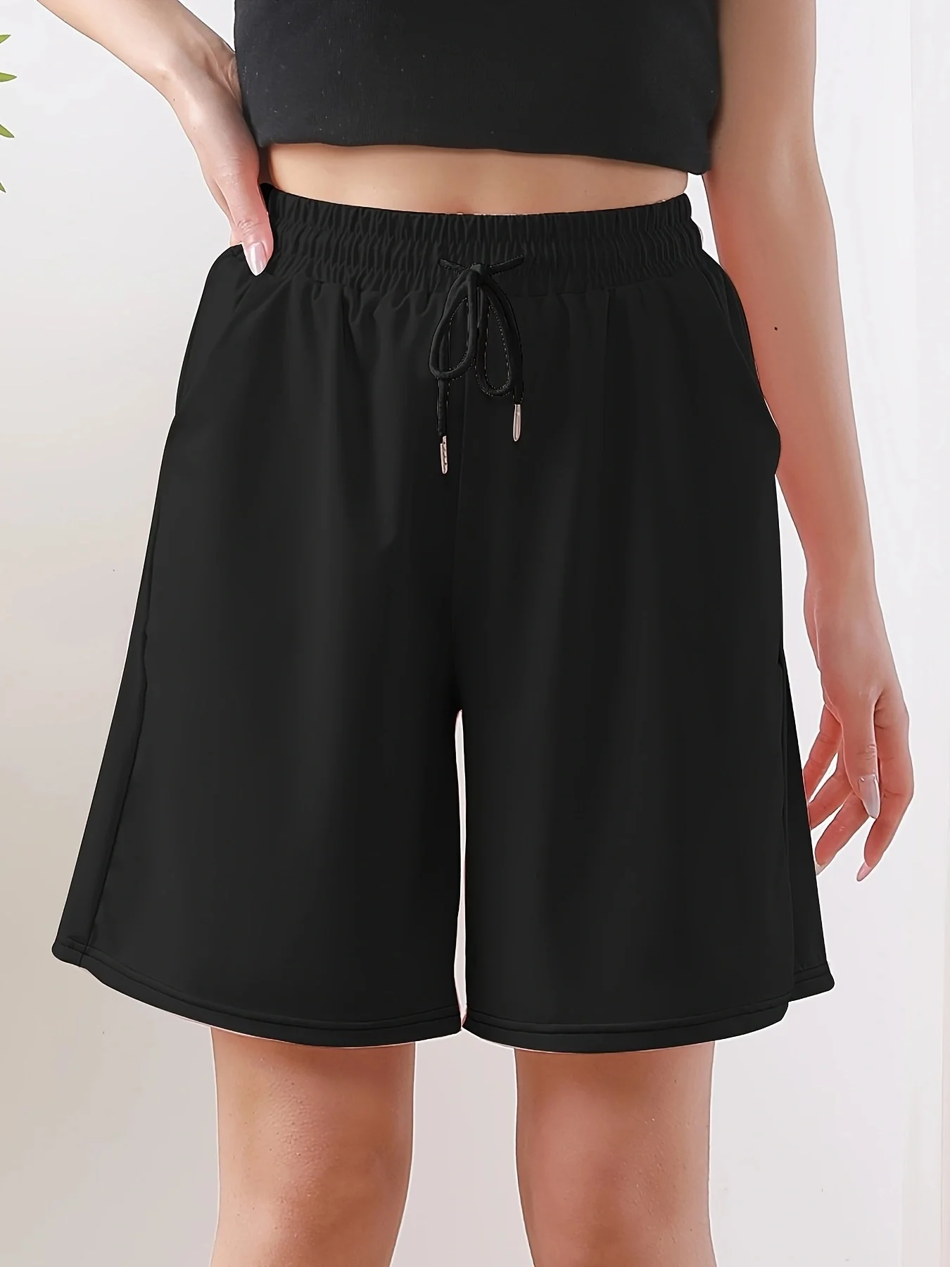 شورت نسائي برباط خفيف الوزن باللون الرمادي - كاجوال ومريح، مناسب للجري والرياضة والتمرين.