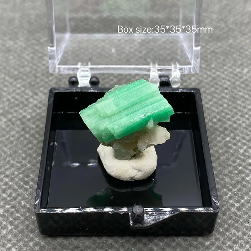 100% Natural green emerald mineral gem-grade crystal specimens stones and crystals quartz crystals +Box size：35*35*35m'm