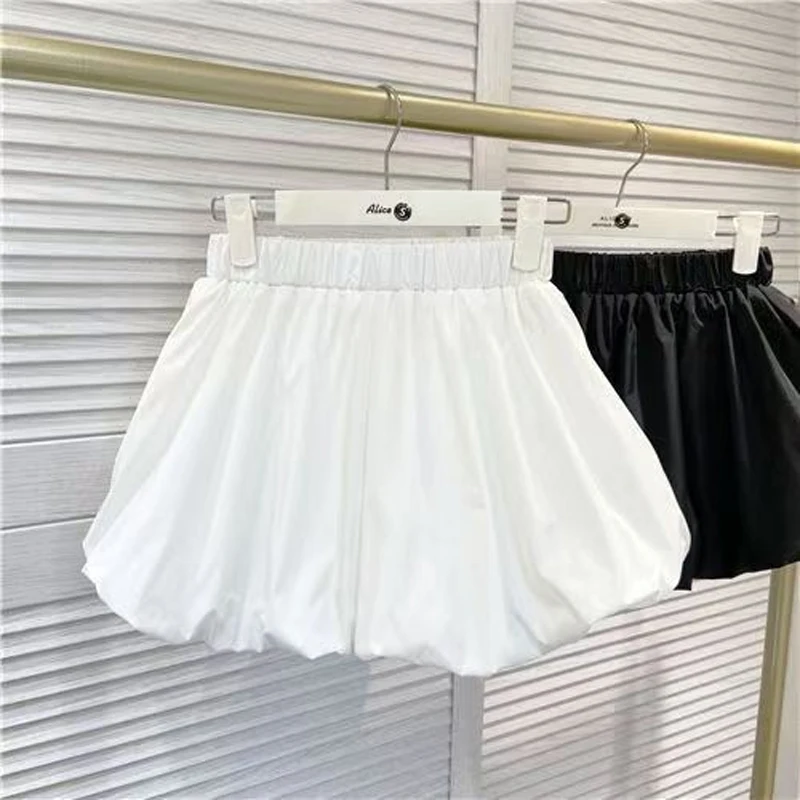 شورت نسائي صيفي 2025 موضة كورية بيضاء جديدة تنورة بالون هاراجوكو ملابس نسائية قصيرة Y2k شورت نسائي أسود