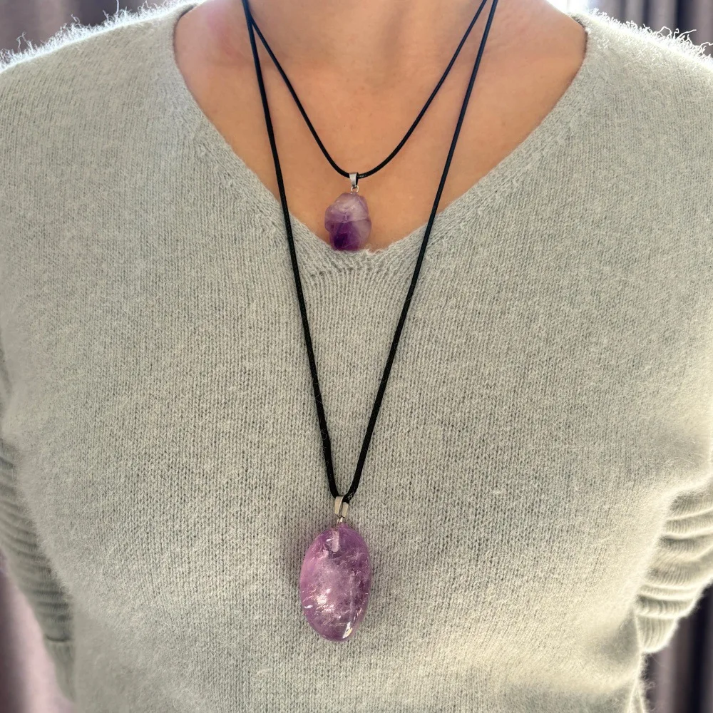 قلادات طويلة من حجر الكريستال الأرجواني الجمشت للنساء قلادات سترة شتوية مجوهرات حجرية غير منتظمة جديدة في عام 2026 #2