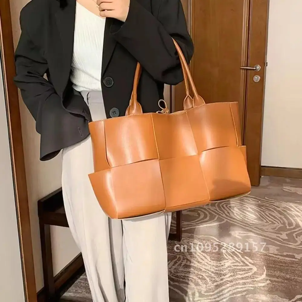 حقائب يد ذات سعة كبيرة للنساء 2022 حقائب جلدية منسوجة على الموضة حقيبة كتف صلبة مصمم حقائب منقوشة برباط ملون PU