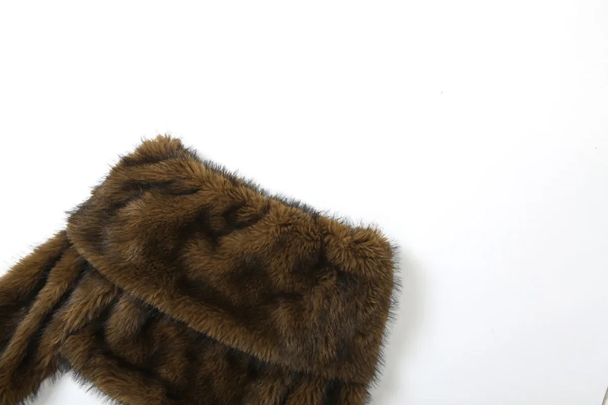 فو الفراء البلوز الستر النساء موضة التلبيب انحراف طوق قبالة الكتف كم طويل معاطف 2025 خريف شتاء دافئ فروي المحاصيل القمم