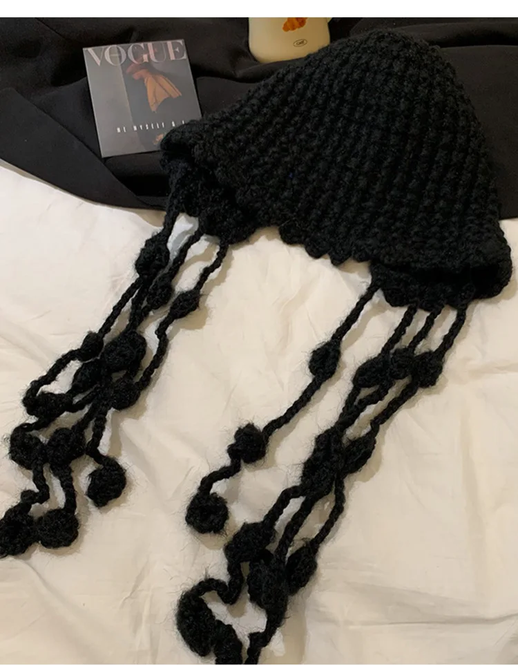 2025 المرأة الجديدة اليدوية شرابة الكرة الأحمر محبوك قبعة صوفية قبعة باوتو الدافئة الشتاء سدادات حماية الأذن حزام قبعة العصرية